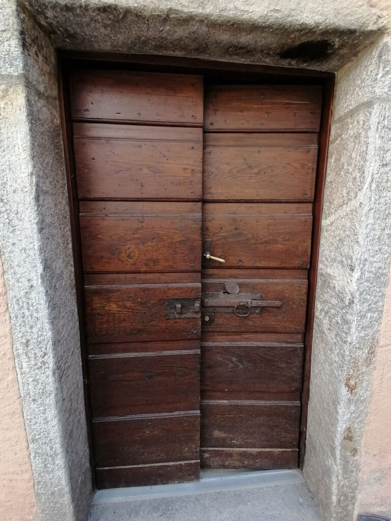 Restauro porte antiche in Ticino e in Svizzera